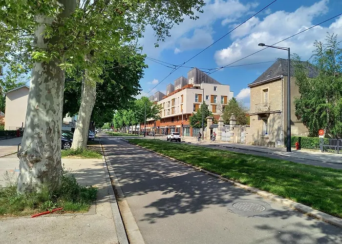 Studio avec terrasse en résidence calme à Dijon.