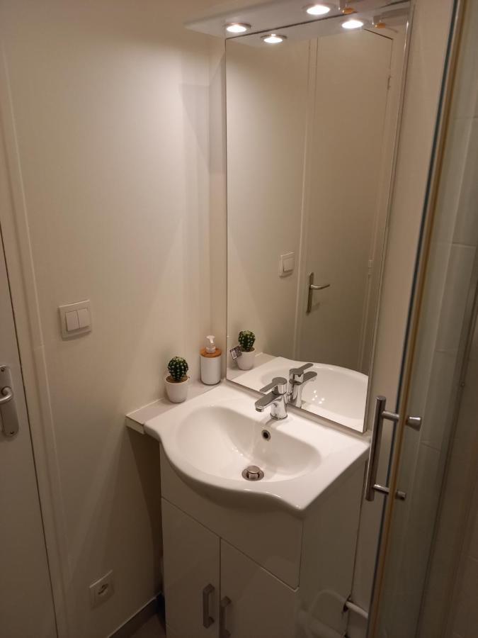 Appartement Avec Terrasse En Résidence Calme à Dijon. *